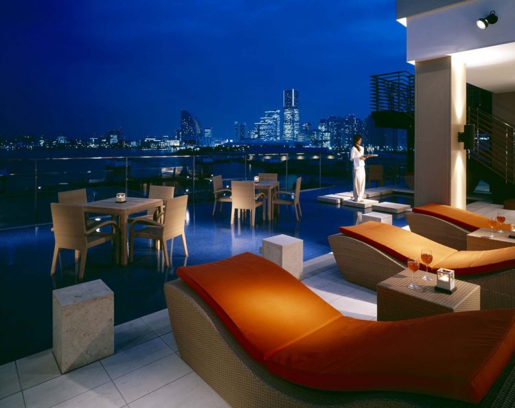 展望テラスは、夏場になるとの足元に水が張られ、テーブルが浮いているようなちょっと不思議な空間となる。