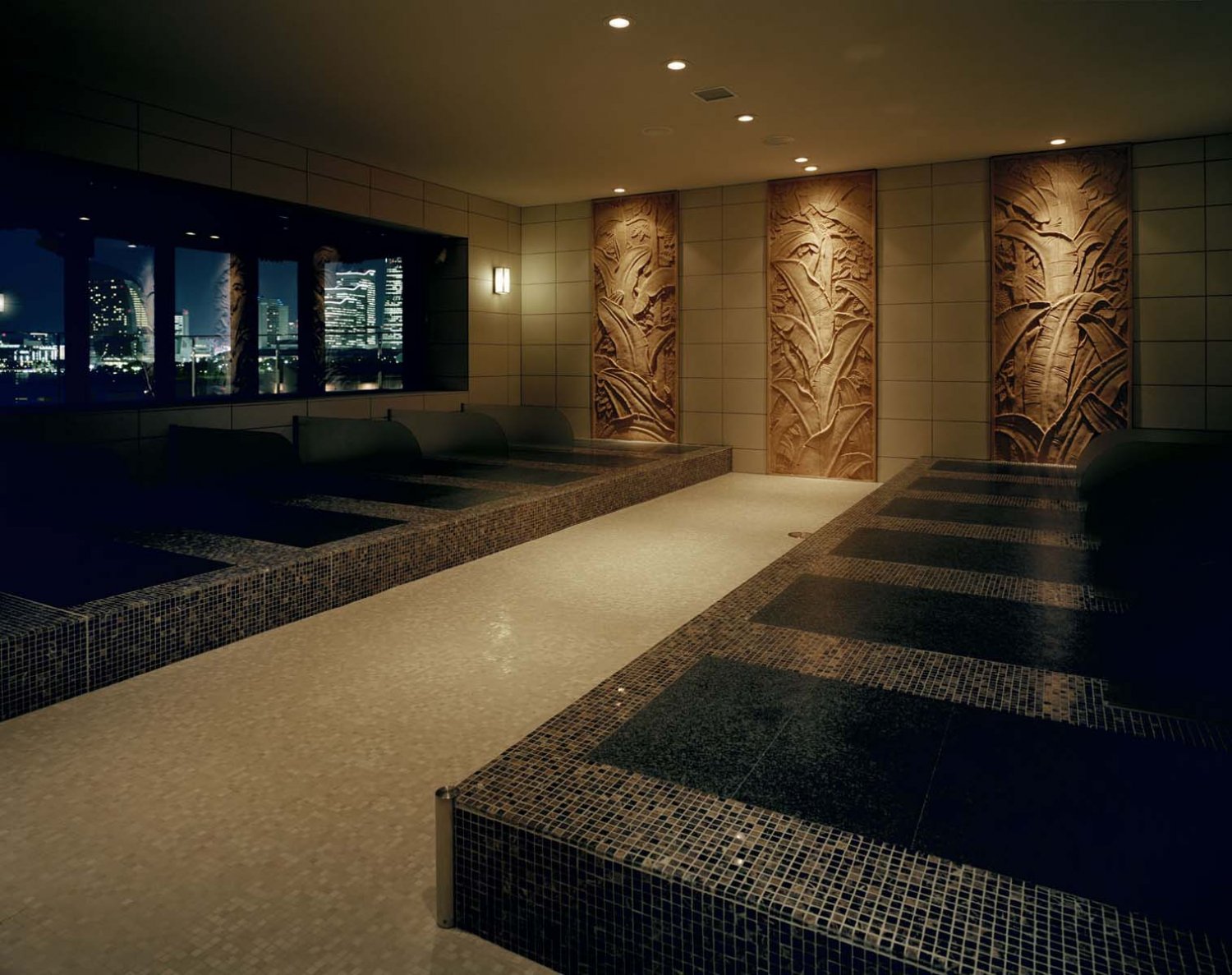 バリ風の意匠を施した岩盤浴室。男女共用が18床、女性専用が13床ある。