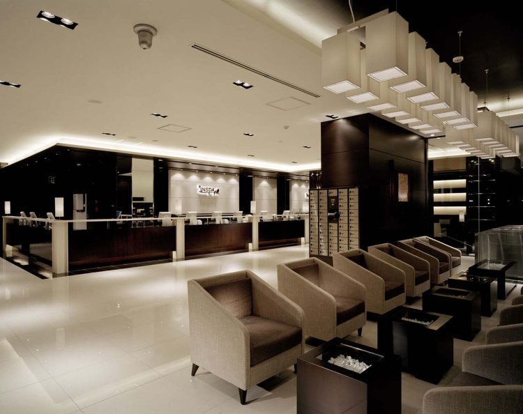 まるでホテルのような高級感のあるフロント。ここで下足キーを渡し、館内着など一式を受け取る。