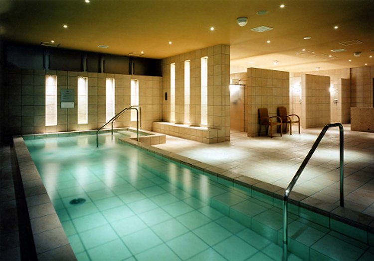 沸かし湯の内湯は広く、のんびりと湯に浸かれる。