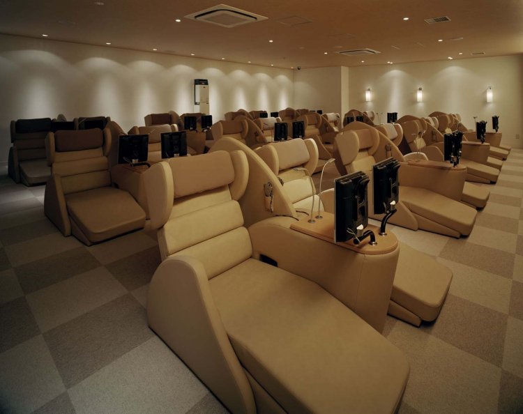 各席TVモニター付きのリクライニングシートが置かれたリラクシングエリア。