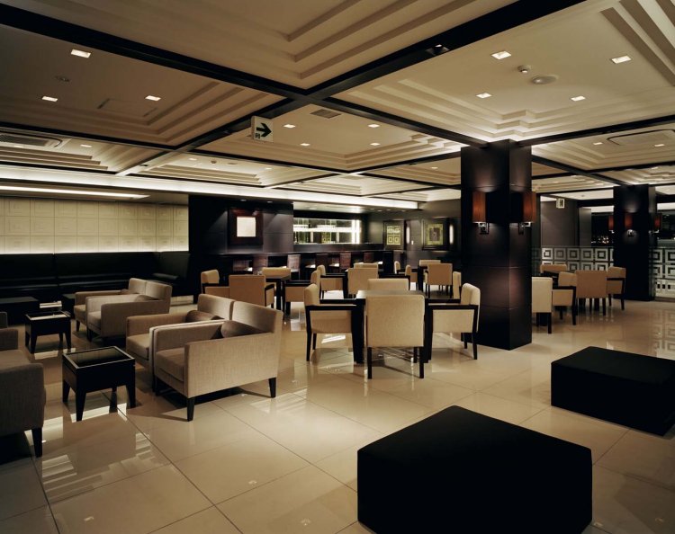 4階のカフェ＆バー「INSPIRE」では大スクリーンでのスポーツ観戦やダーツなども楽しめる。