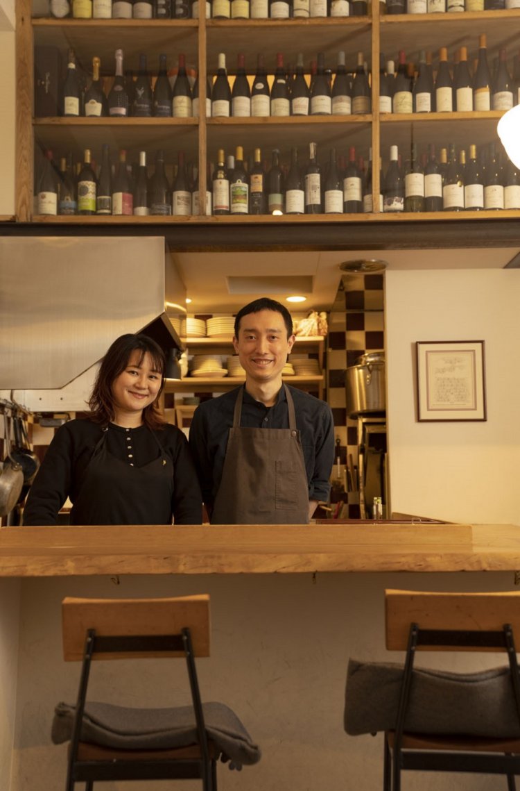 店主ご夫妻。「明治時代創業の屋号を大切に引き継ぎました」。