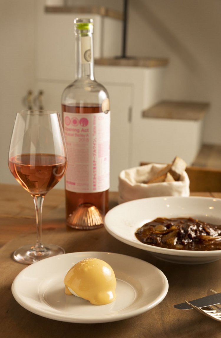 ウフマヨ330円、群馬県石坂牧場の黒毛和牛を使うハッシュドビーフ2090円。Cfaバックヤードワイナリーのオープニングアクトマスカット・ ベーリーA-C968円。