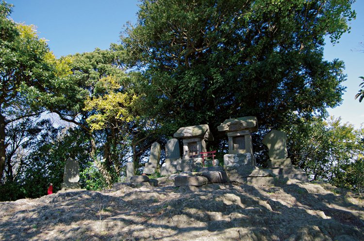 三浦富士（富士山）山頂には浅間神社が祀られ、浅間神社奥宮の石碑もある。