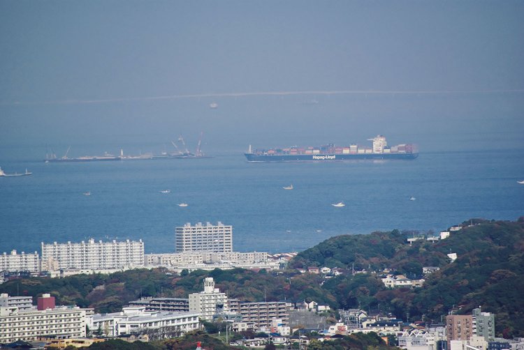 武山には展望台があり、特に東京湾と相模湾の眺めがいい。東京湾を望遠レンズで。山頂付近は5月のツツジが有名だ。