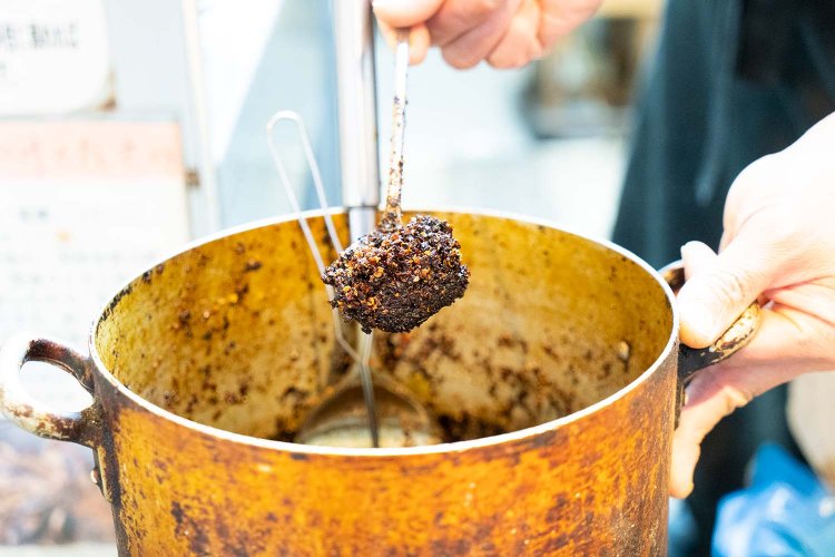 初代が考案した焦がし唐辛子が火の鳥辛口味噌のポイント。