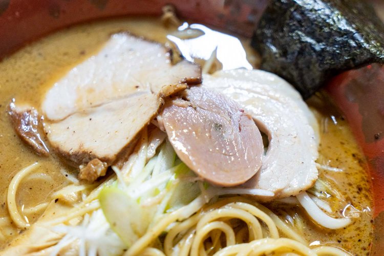 基本となる火の鳥辛口味噌にはチャーシューはモモ肉とバラ肉が1枚ずつ。食感と味の違いを比べながら食べたい。