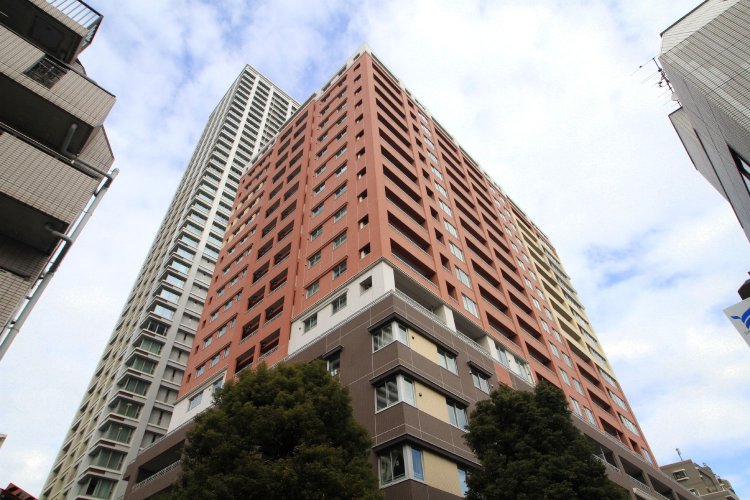 屋上緑化やプライバシーを高める内廊下設計、電線を地下埋設した美しい舗道など、多くの工夫が施されている「パークホームズ武蔵小山」。