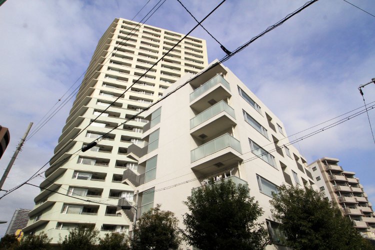 武蔵小山・戸越銀座・戸越の3駅のほぼ中心に立ち、複数の路線を利用できる「グリーンプリズムタワー」。2LDK・3LDKのファミリー向けで一部住戸からは羽田空港も眺望！