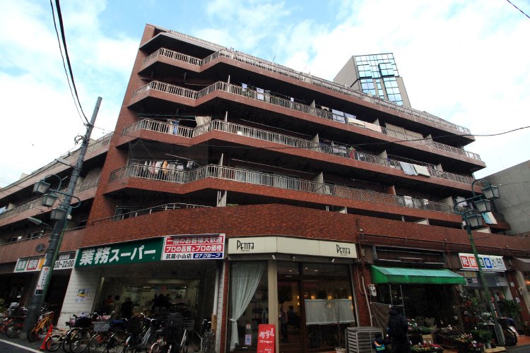 「武蔵小山グランドハイツ」は広いルーフバルコニーが魅力。7階建てで総戸数は40戸。