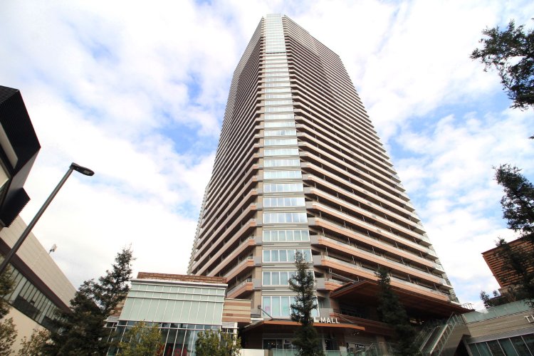 2019年築の「パークシティ武蔵小山」。41階建て、総戸数628戸の大規模レジデンスで、眺望が広がるスカイテラスやパーティルームなど、共有施設が充実。