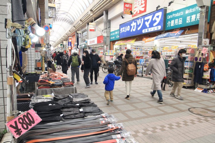 地元客でにぎわう武蔵小山商店街パルム。アーケードが風雨から守ってくれる。
