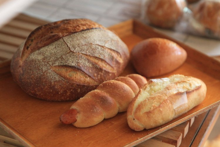 『セルオブレ』の名物、自家製の甘いクリームと噛み応えのあるパンが抜群に合うミルクフランス210円（手前）、口でとろけるブリオッシュ生地を使ったクリームパン190円（奥）など。
