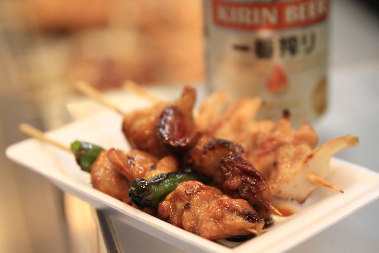 『鳥勇 本店』のやきとり。手前から、ひな肉のネックを使ったシシ唐、レバー・皮・砂肝を刺したミックス、なんこつ各170円。