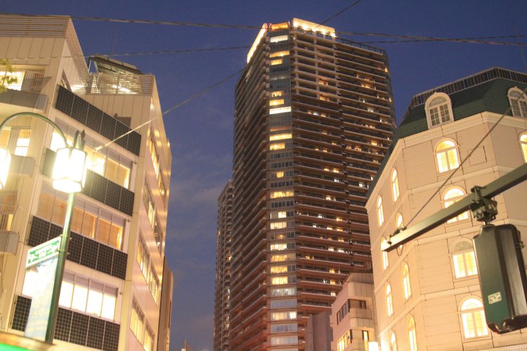 帰り際に見上げた「パークシティ武蔵小山」。暖色の光をまとった夜の立ち姿も美しい。