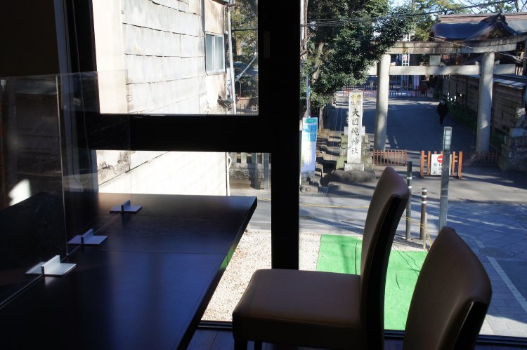2階の窓辺からは大國魂神社の姿がちらりと。七五三やお宮参り、成人式などの集まりでも多く利用される。