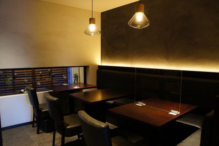 開放的なエリアと、半個室になったエリアがあり、シチュエーションに応じた使い方ができる1階。