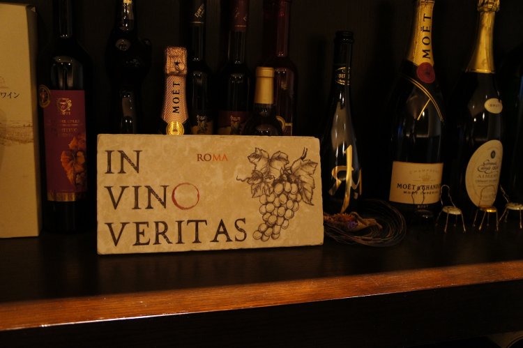 豊富に揃うワインやシャンパン類も注目だ。