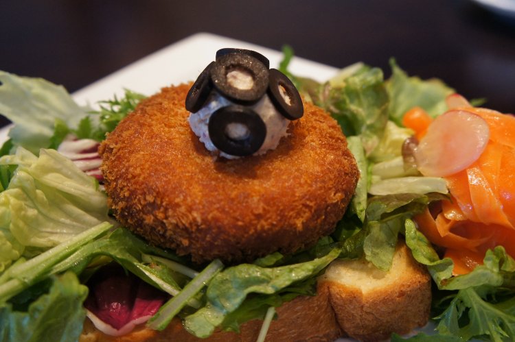 地産の野菜と、クロケットの異なる食感が楽しい季節のスモーブロー1100円。