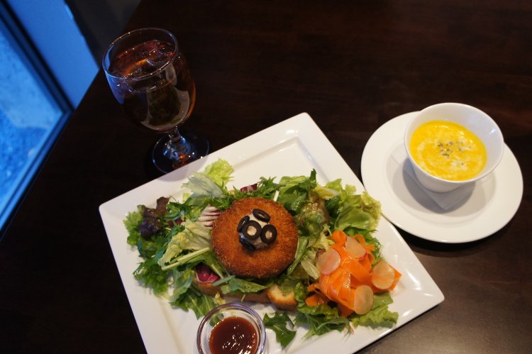 「お水を飲むような気軽さで」提供されるアイスティーは、この店の心遣いだ。