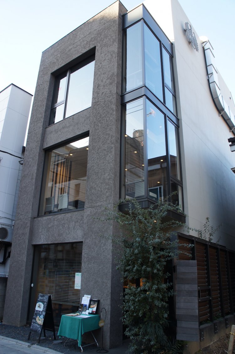 スタイリッシュな3階建ての店舗。バリアフリー仕様でエレベーターも完備し、老若男女に優しいまさに「街の誰もが気軽に訪れるレストラン」だ。