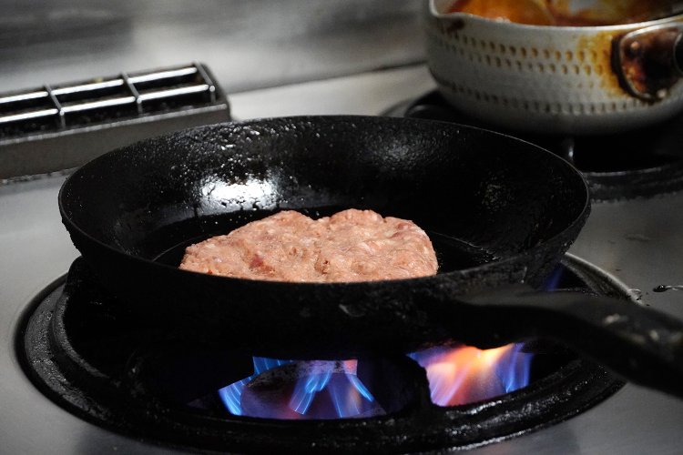 肉の焼ける匂いが香ばしい。