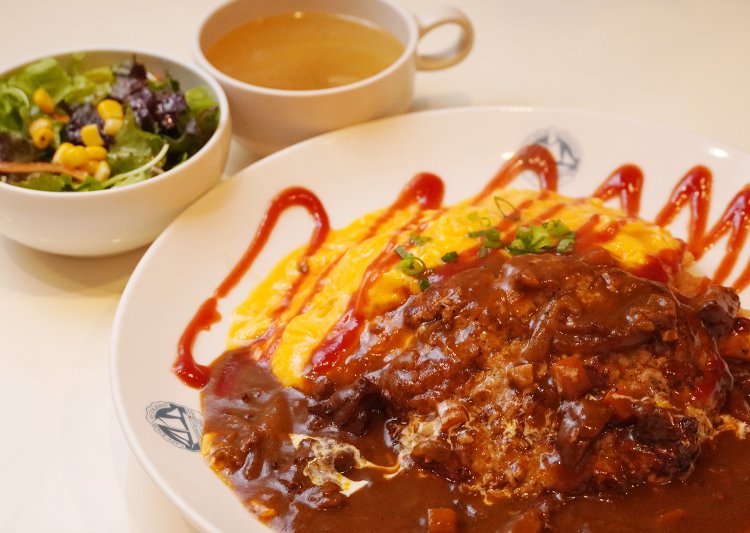 玉子のつやつやした濃い黄色とハヤシソースのとろりと濃厚な茶色、そしてケチャップの赤が鮮やかだ。