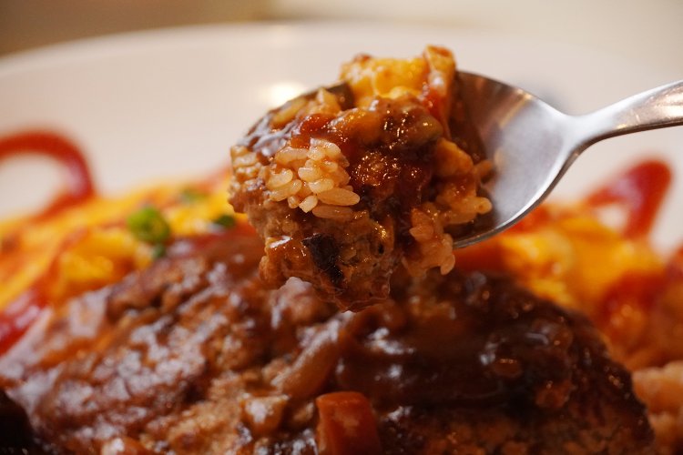 ハヤシソースの中の牛すじのかけら。旨味のかたまりだ。