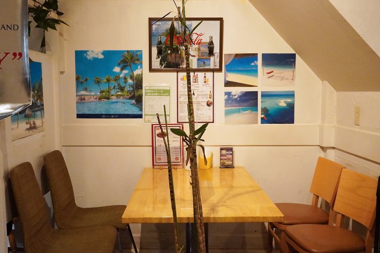 店内のそこかしこに、海の写真や貝殻がインテリアに溶け込んでいる。