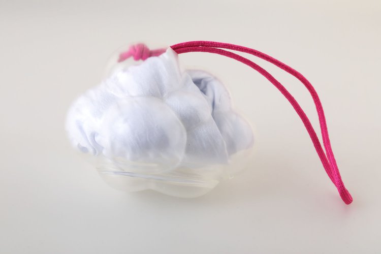 2750円。空から舞い降りるパラシュートをイメージ。