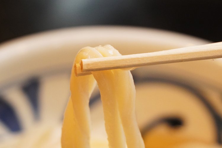 コシが強く、つるりとした食感のうどん。