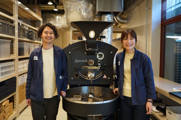 焙煎士&バリスタをつとめる（左）高橋文哉バリスタと（右）佐藤成実バリスタ