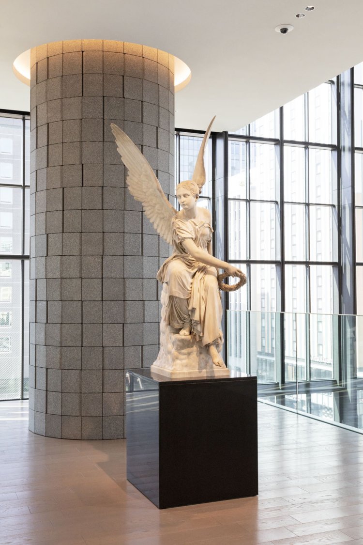 4階の「勝利の女神」像。