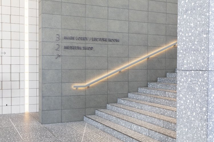 壁面、階段、床はそれぞれ違う素材が使われている。