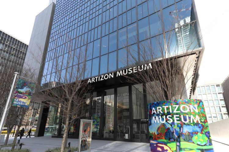 中央通りに面したエントランス。