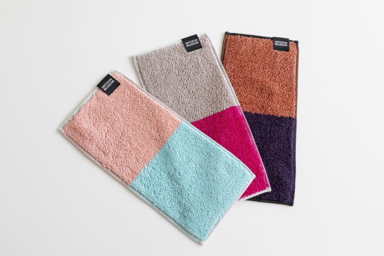 ミュージアムショップもチェック！　マグカップ、Ｔシャツなど、 生活にとりいれたいオリジナルグッズが多数。散歩のお供にちょうどいいタオルも。オリジナル ハーフタオル各1320円。