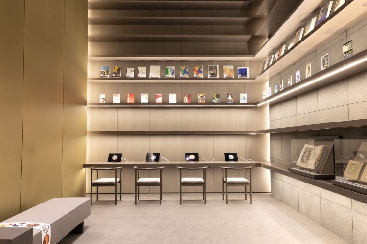 4階のインフォルームには、かつての展覧会の図録などが展示。