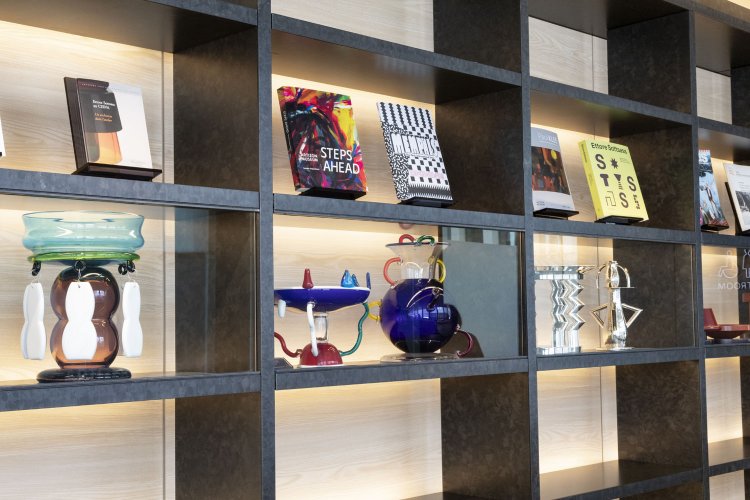 ミュージアムカフェの飾り棚には、ヴェネチアンガラス器の作品を展示。