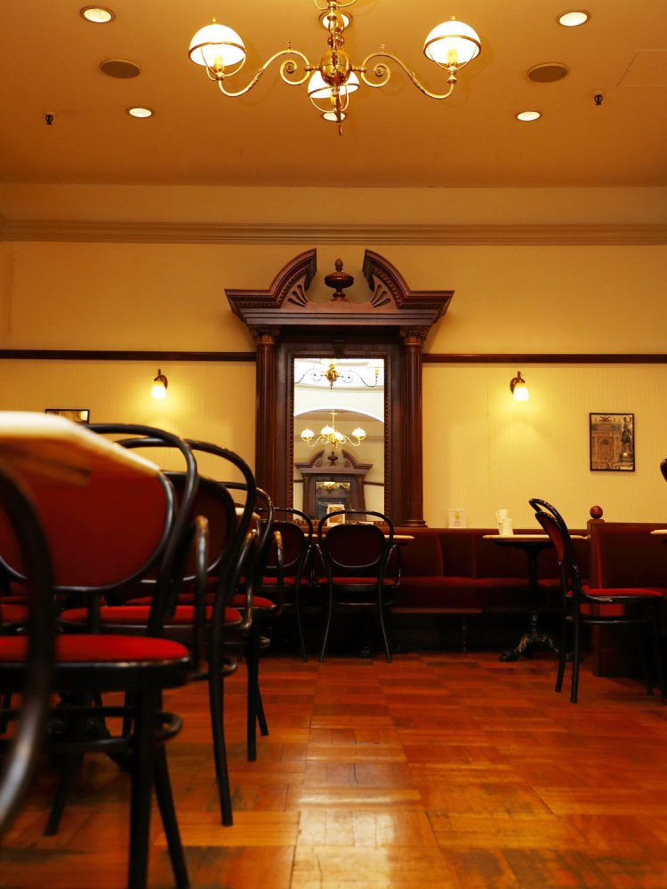 内装もウィーンのカフェそのもの。椅子も大理石のテーブルも現地から取り寄せたとか。