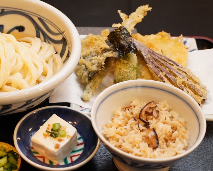 ボリューム満点の野菜天。白くつややかなうどんは美しい。