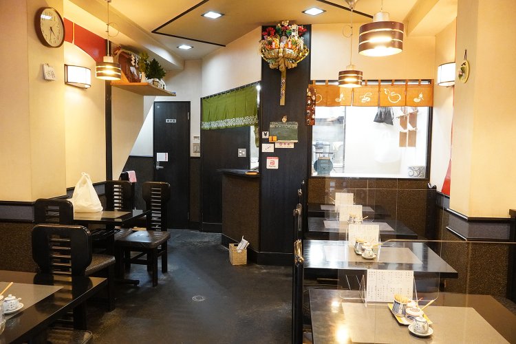 のれんや置物などは2代目夫婦のセレクト。2代目の妻の影響で女性一人客やカップルが増えたという。