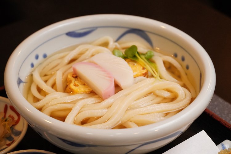 丈夫で保温力も強い砥部焼は、うどんの丼にぴったり。