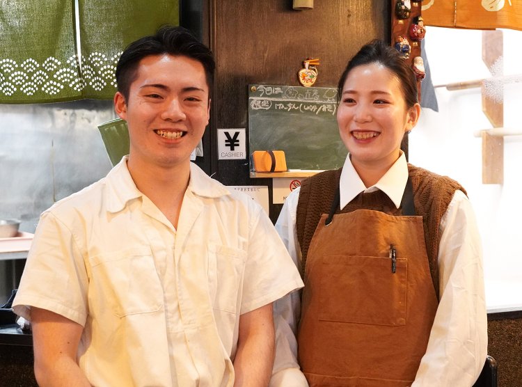 「本当にいい妻で……」と山本さん。見ている方もほっこりする仲の良さ。