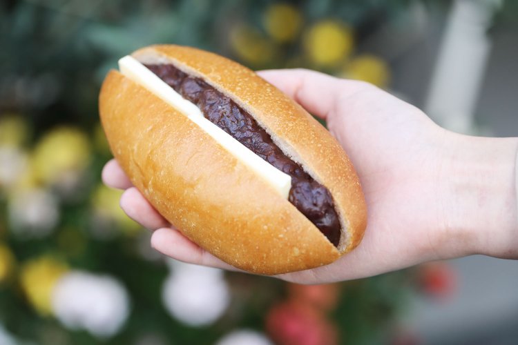 あんバターコッペ1個320円。