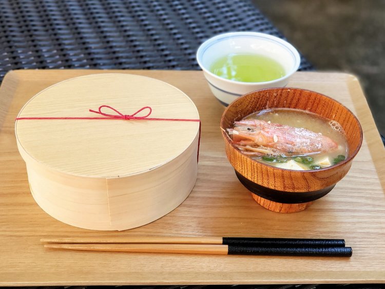 お寺弁当 イートイン1600円（汁物・お茶付き）。