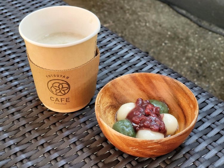 甘酒500円。ご縁もち400円。