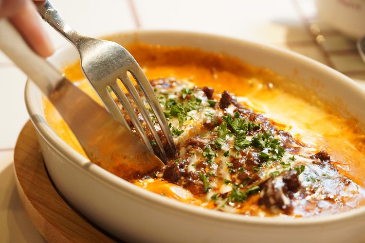 ナイフとフォークで切り分ける。