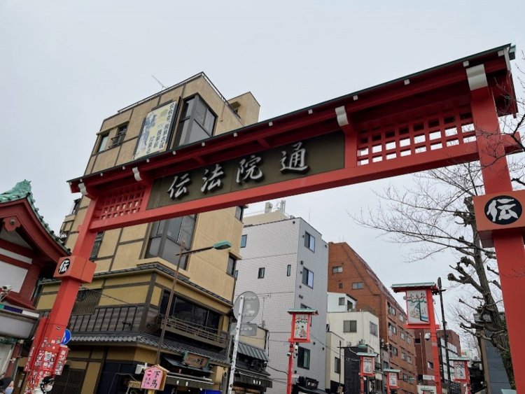 仲見世通りを浅草寺に向かうと、途中で伝法院通と交わる。