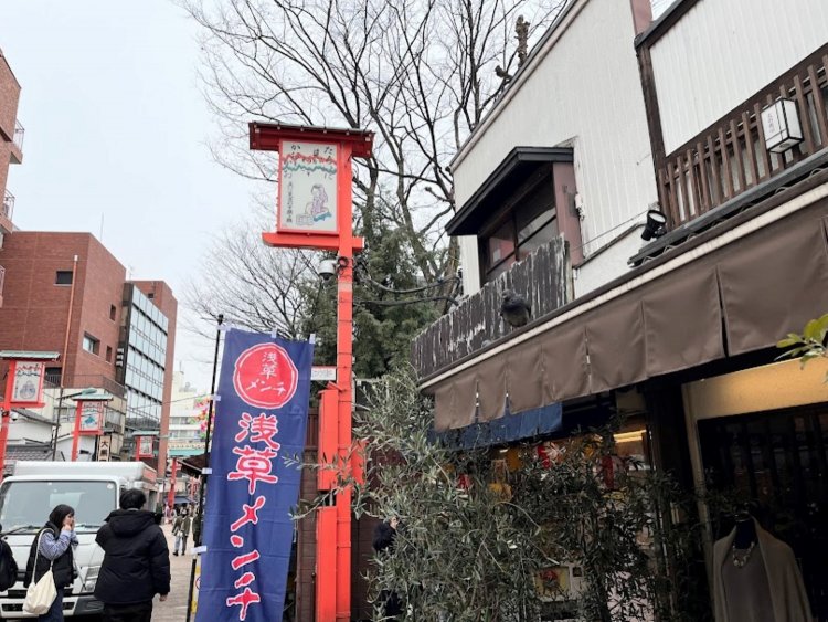 店は仲見世通りから伝法院通に入ったすぐのところにある。